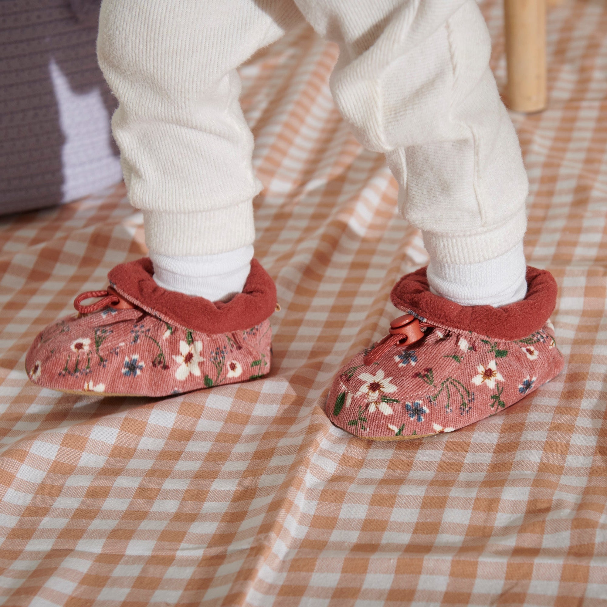 Flower textile slippers